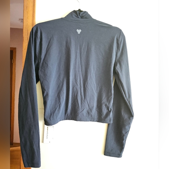 Aritzia color black TnaLIFE™ Relay Zip-Up - Picture 5 of 7